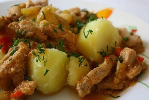 Kartoffeln mit Fleisch in einem langsamen Herd 02