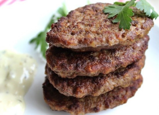 Leberrindfleischkoteletts: Die besten Rezepte zum Kochen im Backofen, in einer Pfanne und ein Paar 02