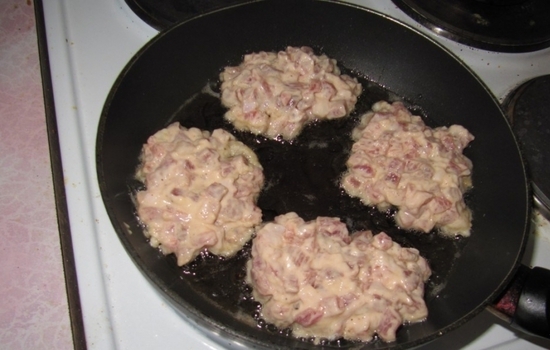 Koteletts vor Hühnchen: Kochen Rezepte mit Käse, Pilzen und Schweinefleisch 17