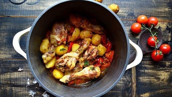 Hühnerbeine, Schinken, Hüften mit Kartoffeln im Backofen, Rezept mit Mayonnaise und Knoblauch, andere Saucen 01