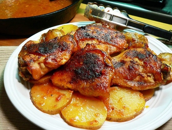 Hühnerbeine, Schinken, Hüften mit Kartoffeln im Backofen, Rezept mit Mayonnaise und Knoblauch, andere Saucen 02