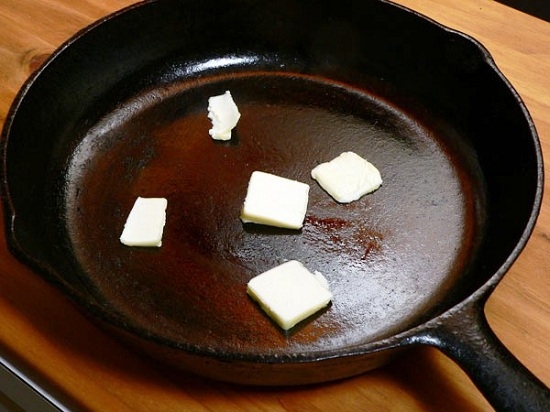 Hühnerbeine, Schinken, Hüften mit Kartoffeln im Backofen, Rezept mit Mayonnaise und Knoblauch, andere Saucen 03