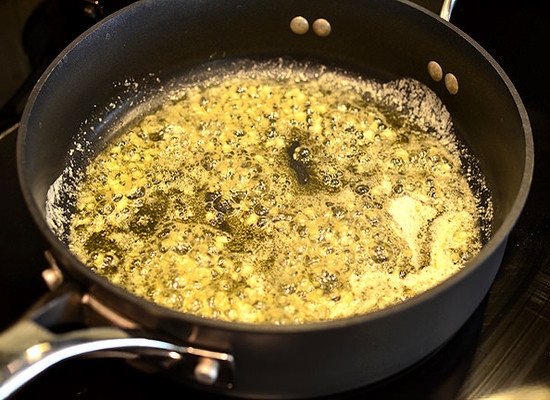 Hühnerfilet in Sauerrahmsauce: Kochen von Rezepten in einer Pfanne im Backofen und Multicooker 10