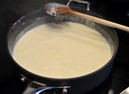 Hühnerfilet in Sauerrahmsauce: Kochen von Rezepten in einer Pfanne im Backofen und Multicooker 11