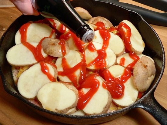 Hühnerbeine, Schinken, Hüften mit Kartoffeln im Backofen, Rezept mit Mayonnaise und Knoblauch, andere Saucen 10