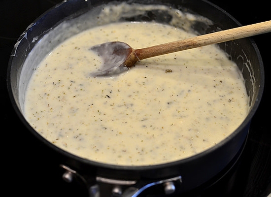 Hühnerfilet in Sauerrahmsauce: Kochen von Rezepten in einer Pfanne im Backofen und Multicooker 12