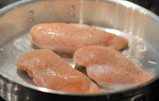 Hühnerfilet in Sauerrahmsauce: Kochen von Rezepten in einer Pfanne im Backofen und Multicooker 13