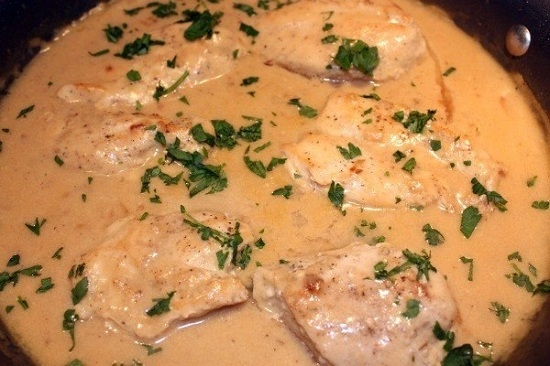 Hähnchenbrust in cremiger Sauce: Kochen von Rezepten in einer Bratpfanne, in einem langsamen Kocher und einem Backofen 08