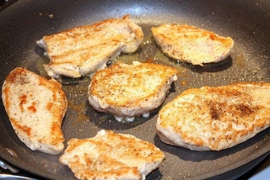 Hähnchenbrust in cremiger Sauce: Kochen von Rezepten in einer Bratpfanne, in einem langsamen Kocher und einem Backofen 09