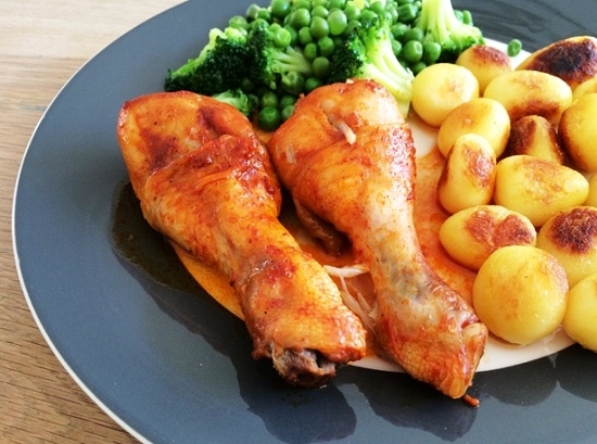 Hühnerbeine, Schinken, Hüften mit Kartoffeln im Backofen, Rezept mit Mayonnaise und Knoblauch, andere Saucen 15