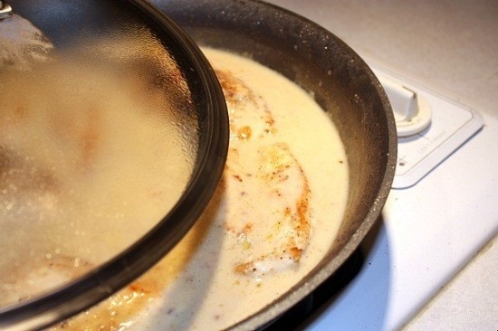 Hähnchenbrust in cremiger Sauce: Kochen von Rezepten in einer Bratpfanne, in einem langsamen Kocher und einem Backofen 12