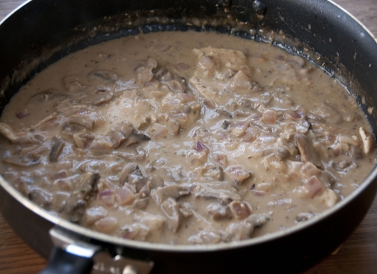 Hühnerfilet in Sauerrahmsauce: Kochen von Rezepten in einer Pfanne im Backofen und Multicooker 18