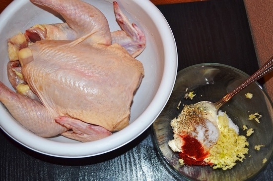 Huhn auf einem Glas im Backofen: Eine Auswahl der besten Rezepte mit einem Foto 06