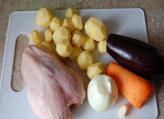 Huhn mit Kartoffeln in Töpfen: Rezepte, die Geflügelfleisch mit Käse, Pilzen und Gemüse im Ofen kochen 03