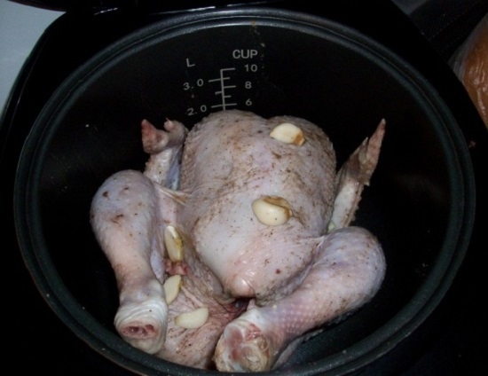 Huhn ganz in einem langsamen Kocher unter verschiedenen Saucen: Rezepte mit Fotos 07