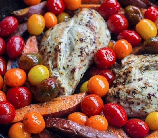 Huhn in einer Bank im Backofen: Eine Auswahl der besten Rezepte mit einem Foto 10