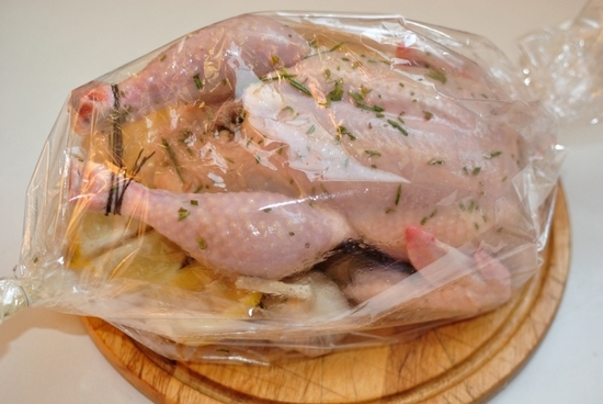 Huhn in einem Paket zum Backen im Backofen und einem langsamen Herd: Eine Auswahl der besten Rezepte 01