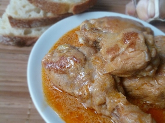 Huhn in Sauerrahm in einer Bratpfanne: Kochen Rezepte mit Pilzen und Knoblauch 02