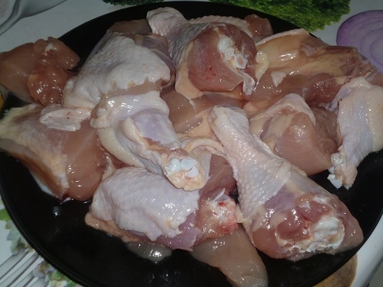 Huhn in Sauerrahm in einer Bratpfanne: Kochen Rezepte mit Pilzen und Knoblauch 04