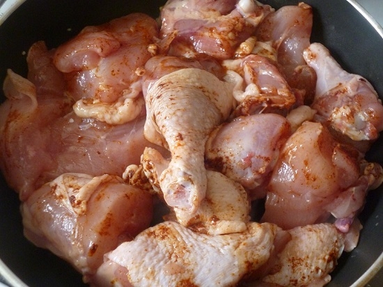 Huhn in Sauerrahm in einer Bratpfanne: Kochen Rezepte mit Pilzen und Knoblauch 05