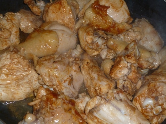 Huhn in Sauerrahm in einer Bratpfanne: Kochen Rezepte mit Pilzen und Knoblauch 06