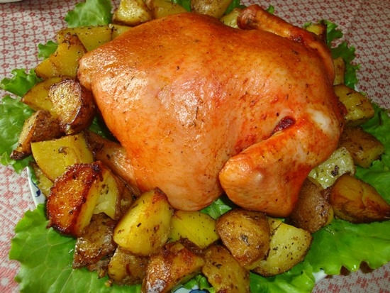 Huhn in einem Paket zum Backen im Backofen und einem langsamen Herd: Eine Auswahl der besten Rezepte 10