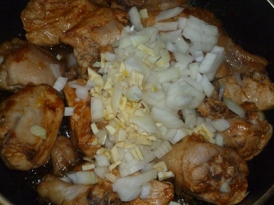 Huhn in Sauerrahm in einer Bratpfanne: Kochen Rezepte mit Pilzen und Knoblauch 07