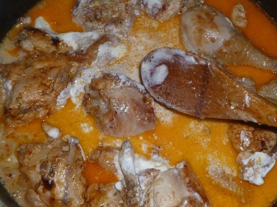 Huhn in Sauerrahm in einer Bratpfanne: Kochen Rezepte mit Pilzen und Knoblauch 09