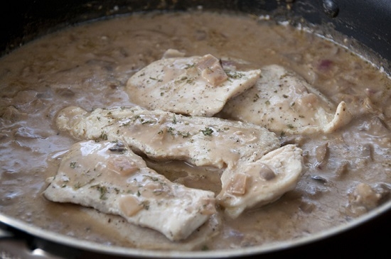 Huhn in Sauerrahm in einer Bratpfanne: Kochen Rezepte mit Pilzen und Knoblauch 13