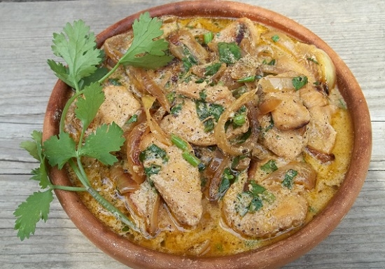 Huhn in Sauerrahm in einer Bratpfanne: Kochen Rezepte mit Pilzen und Knoblauch 14