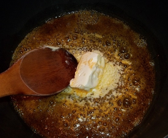 Huhn in Sauerrahm in einer Bratpfanne: Kochen Rezepte mit Pilzen und Knoblauch 15