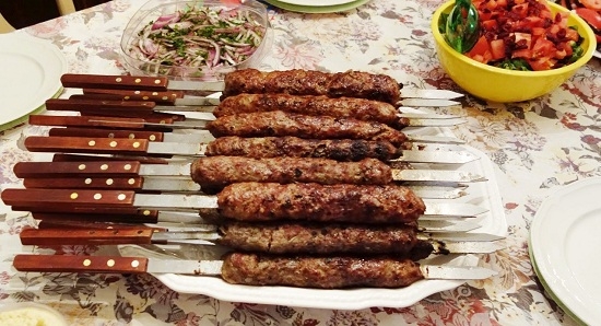 Lulya Kebab von Lamm: Rezepte zum Kochen und in einer Pfanne 02