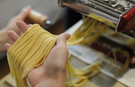 Pasta mit Huhn in cremiger Sauce: Kochen von Rezepten mit Pilzen und Gemüse 01