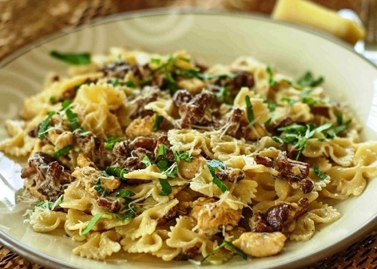 Pasta mit Huhn in cremiger Sauce: Kochen von Rezepten mit Pilzen und Gemüse 07