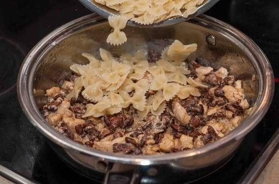 Pasta mit Huhn in cremiger Sauce: Kochen von Rezepten mit Pilzen und Gemüse 10