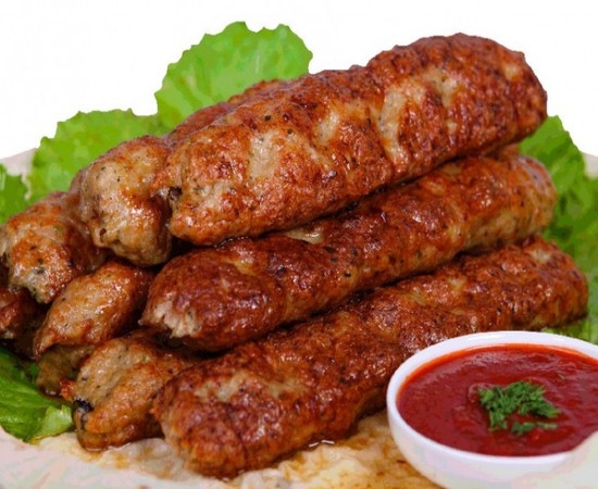 Lulya-Kebab von Rindfleisch: Rezepte des Kochens in einer Pfanne, Bachreiter und im Ofen 13