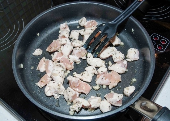 Pasta mit Huhn in cremiger Sauce: Kochen von Rezepten mit Pilzen und Gemüse 15