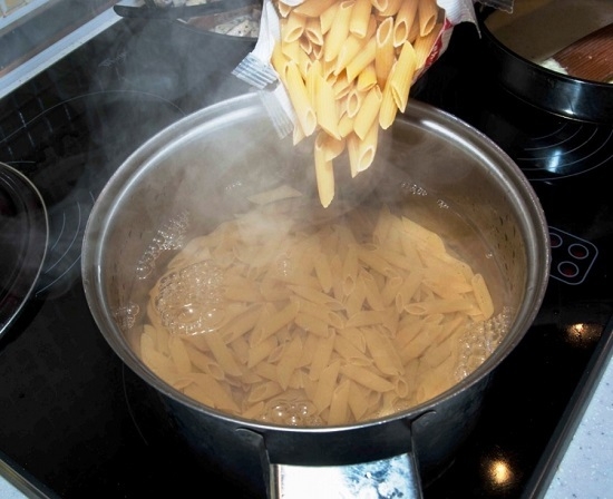 Pasta mit Huhn in cremiger Sauce: Kochen von Rezepten mit Pilzen und Gemüse 16