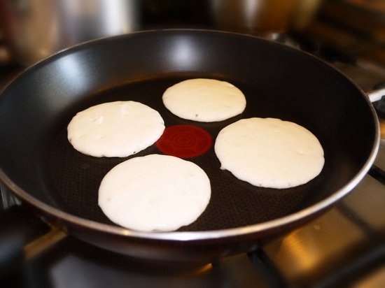 Fritters ohne Eier auf Milch, Rezepte mit Eiern und ohne Eier, ohne Hefe 04