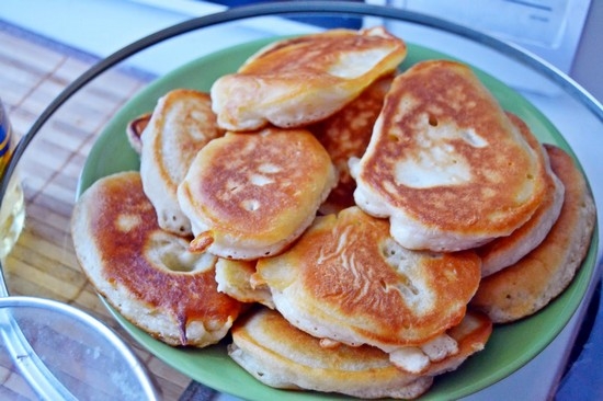 Fritters ohne Eier auf Milch, Rezepte mit Eiern und ohne Eier, ohne Hefe 05