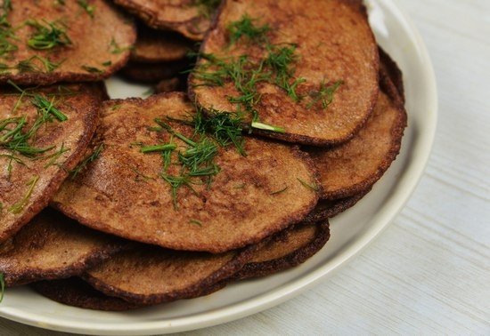 Hühnerstreu Fritters: Rezepte mit Fotos. Leberfritter mit Karotten und anderen zusätzlichen Zutaten 02