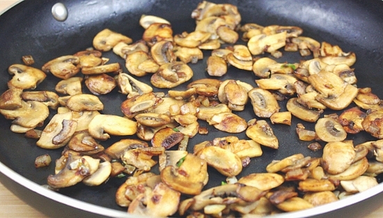 Fleisch mit Pilzen in Sauerrahmsauce: Schweinefleischkochen Rezepte, Rindfleisch und Huhn 16