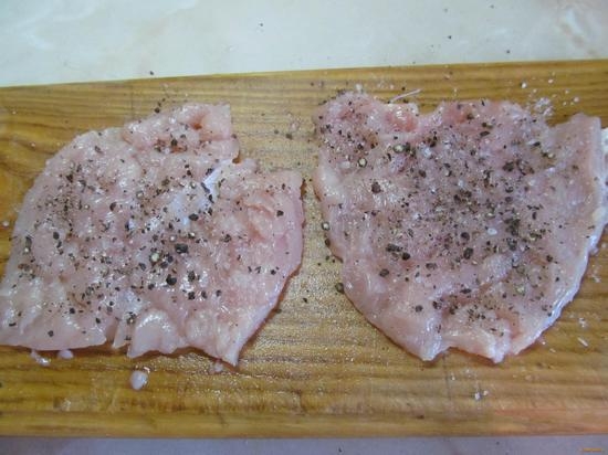 Hühnchenhuhn in einem Hühnchen - Kartoffel, Käse und anderes. Koteletts von der Brust in der Pfanne und im Ofen 03