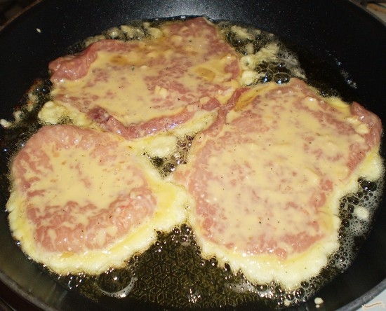 Hühnchenhuhn in einem Hühnchen - Kartoffel, Käse und anderes. Koteletts von der Brust in der Pfanne und im Ofen 05