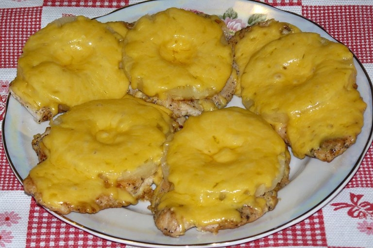 Koteletts mit Ananas: Kochen. 5 Rezepte für jeden Geschmack 01