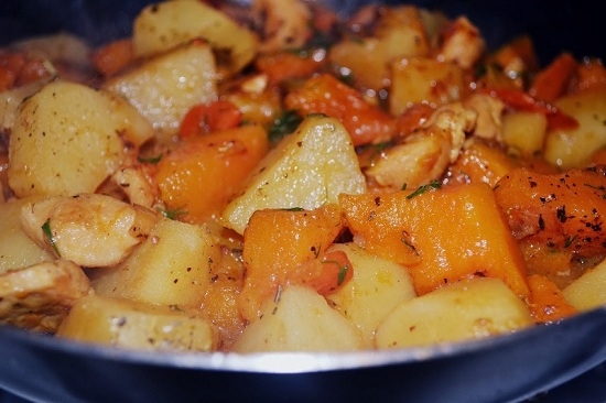 Gemüseeintopf mit Hühnchen: Kochrezepte mit Kartoffeln, Zucchi und Tomaten 02