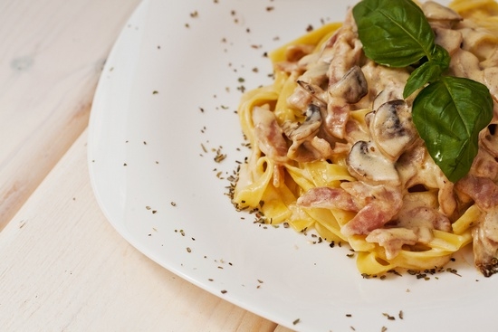 Pasta mit weißen und anderen Pilzen in cremiger und saurer Sahnesauce 07