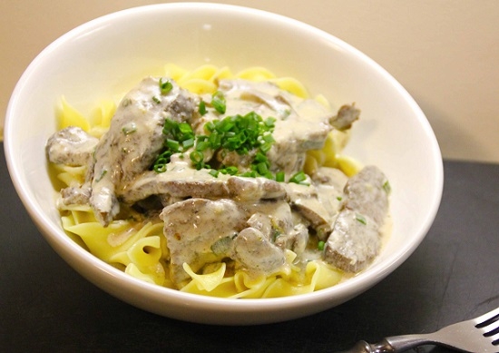 Rindfleischrezepte von Rindfleisch mit Sauerrahm in einer Pfanne, in einem langsamen Kocher und einem Backofen 01