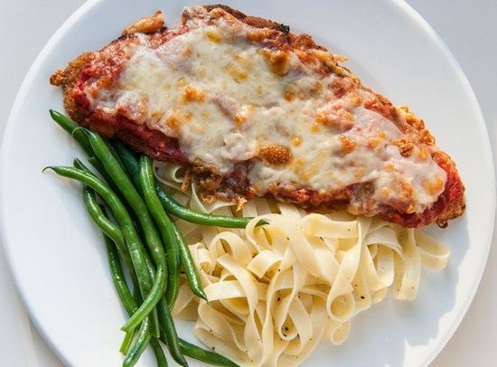 Wie man Schweineknoche in einer Pfanne kocht: Rezept mit Tomaten, Käse und anderen Zutaten 01