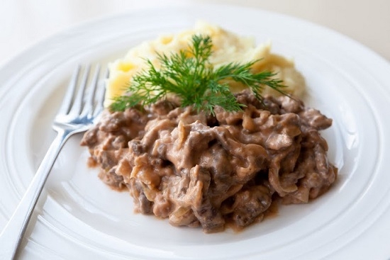 Rindfleischrezepte von Rindfleisch mit Sauerrahm in einer Pfanne, in einem langsamen Kocher und einem Backofen 02